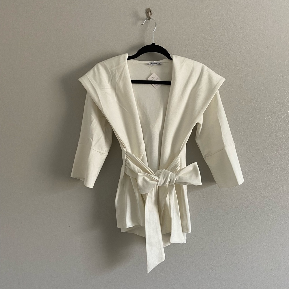 Xtaren white blouse/coat. Size S. NWT.